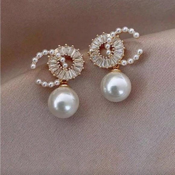 Elegant Gold Filled Baguette CZ and Pearl drop Earrings ABSOLUTELY STUNNING 😍 - Picture 3 of 8
